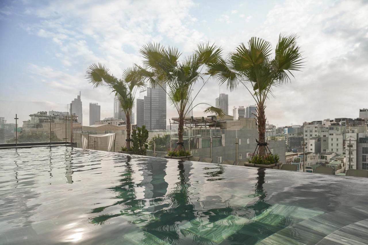 Hotel La Siesta Premium Saigon Thành Pho Ho Chí Minh Esterno foto View from the rooftop pool