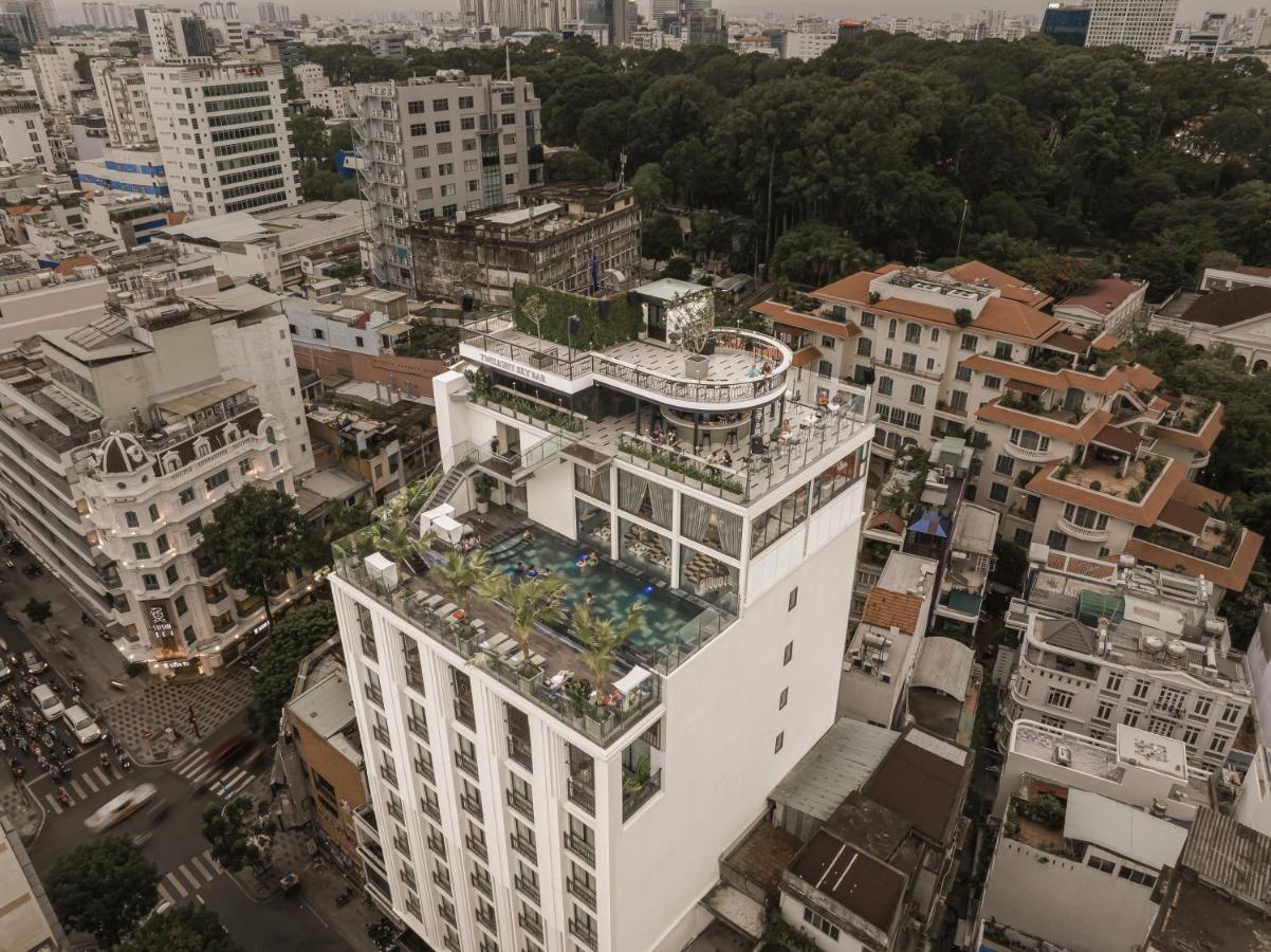 Hotel La Siesta Premium Saigon Thành Pho Ho Chí Minh Esterno foto The hotel's rooftop pool