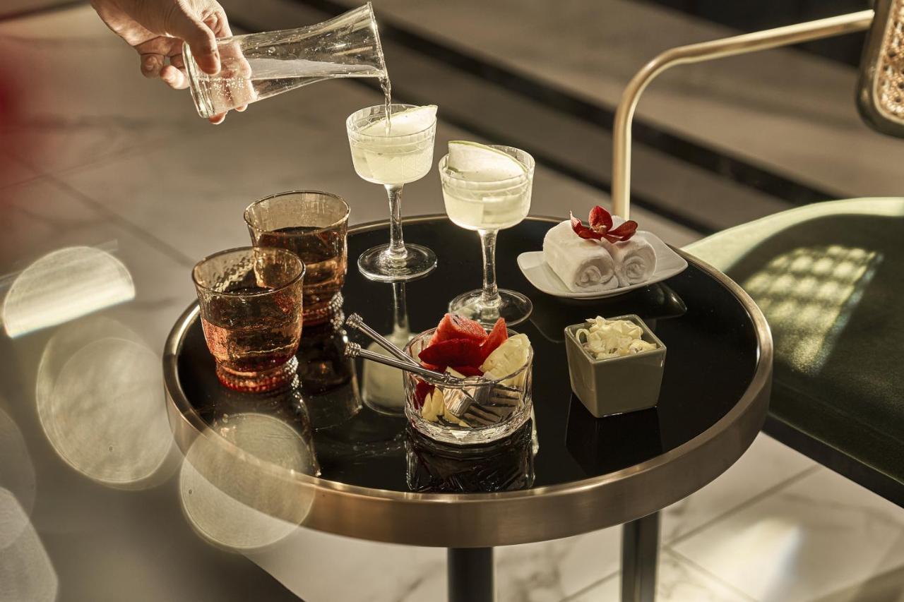 Hotel La Siesta Premium Saigon Thành Pho Ho Chí Minh Esterno foto A tray of drinks