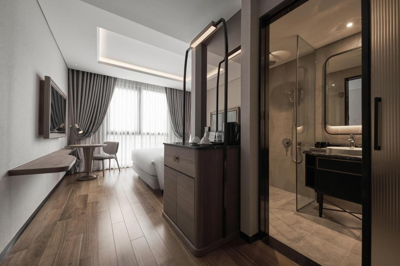 Hotel La Siesta Premium Saigon Thành Pho Ho Chí Minh Esterno foto A room at the hotel